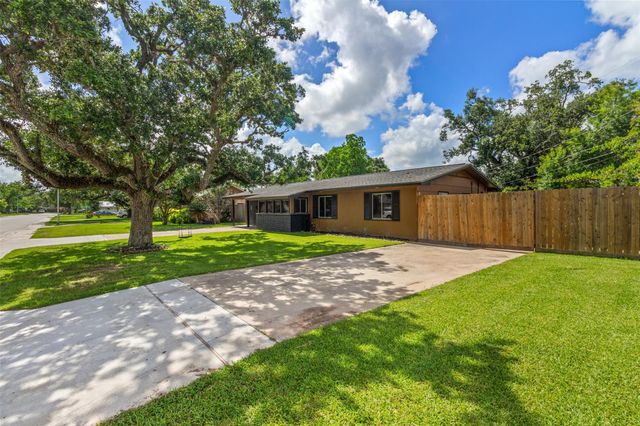 104 Pin Oak Street, Lake Jackson, TX 77566