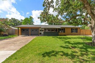 104 Pin Oak Street, Lake Jackson, TX 77566