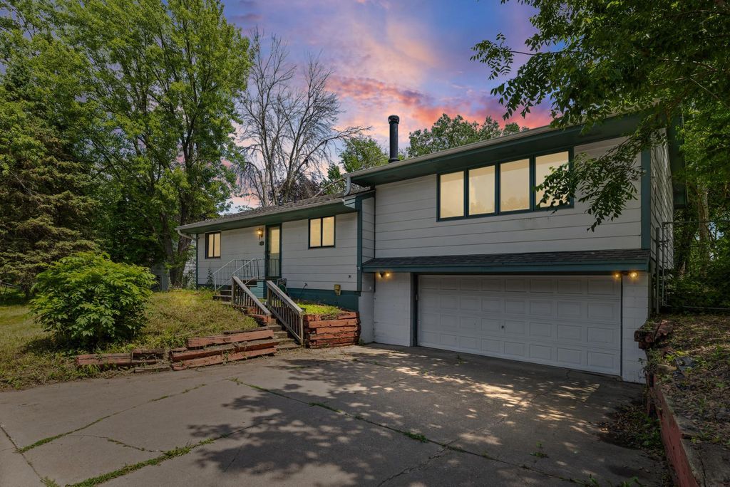 806 Parkway Drive, Saint Paul, MN 55106