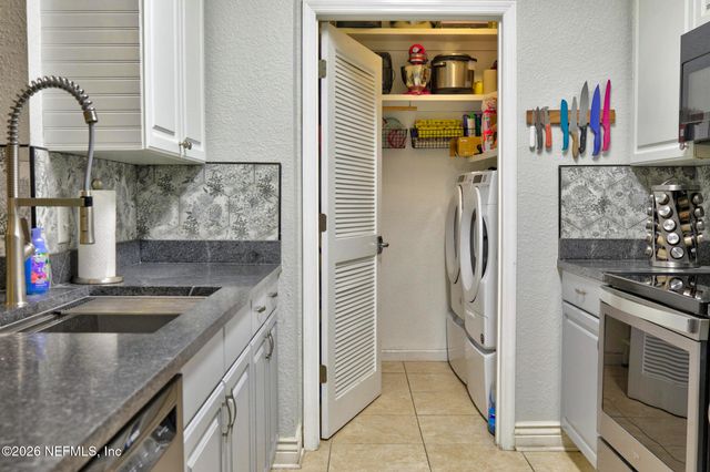 8539 GATE Parkway W 616, Jacksonville, FL 32216
