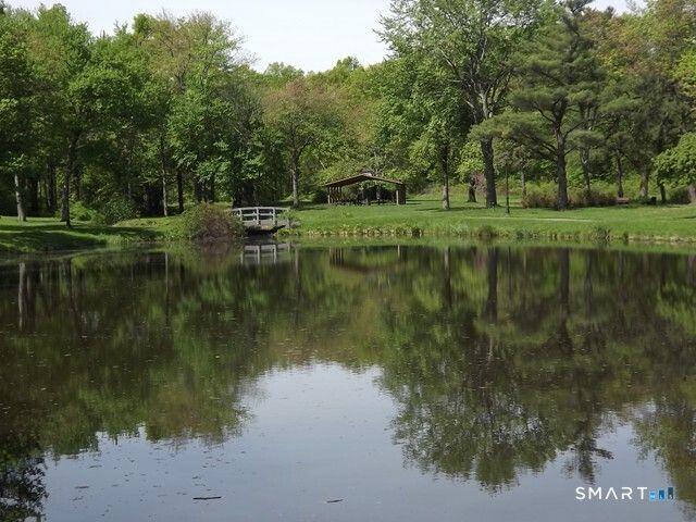 10 Lennox Avenue, Windsor, CT 06095