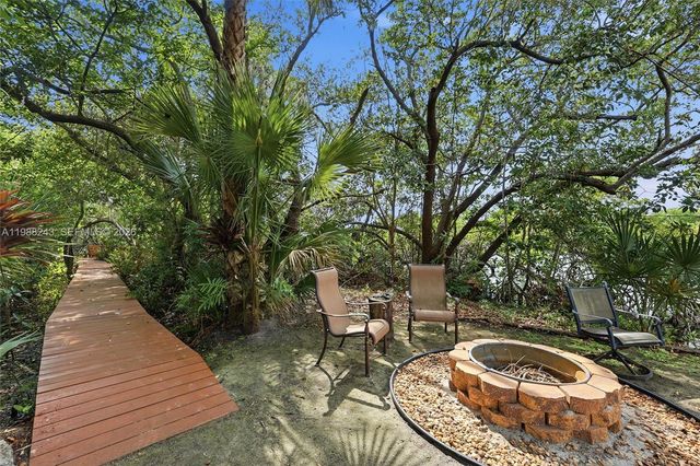 1625 Sunkist Way, Fort Myers, FL 33905