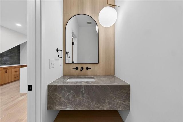 541 E 19th Street, Kansas City, MO 64108