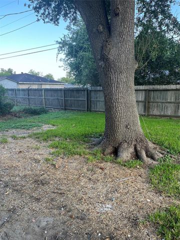 7202 Carver Avenue, Texas City, TX 77591