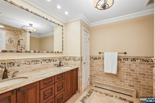 27 Cameron Road, Saddle River, NJ 07458