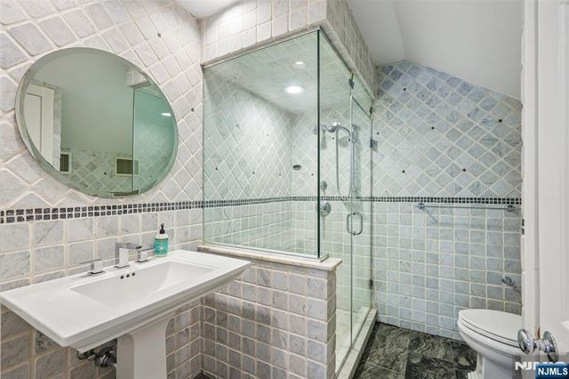 27 Cameron Road, Saddle River, NJ 07458