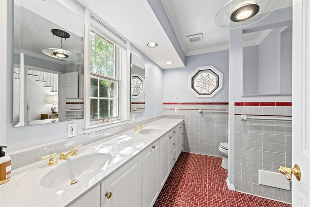 21200 W 13 Mile Road, Beverly Hills, MI 48025
