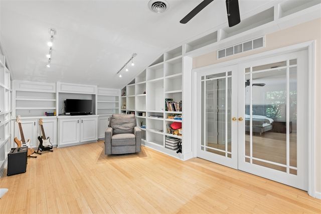 21200 W 13 Mile Road, Beverly Hills, MI 48025