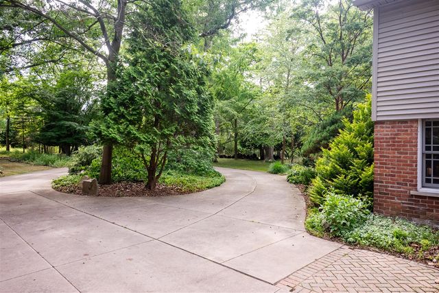 21200 W 13 Mile Road, Beverly Hills, MI 48025