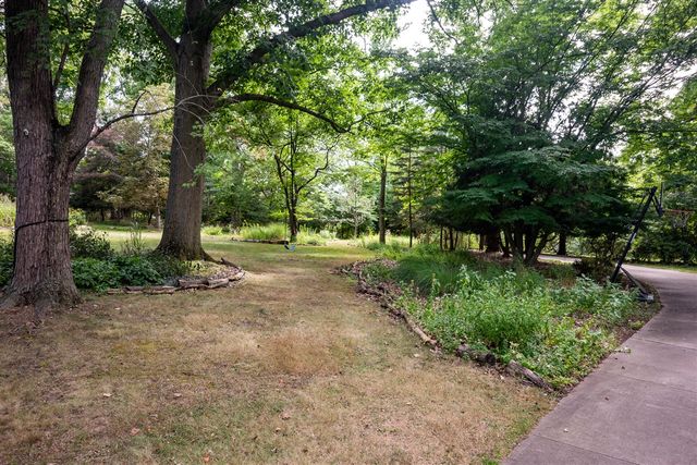 21200 W 13 Mile Road, Beverly Hills, MI 48025