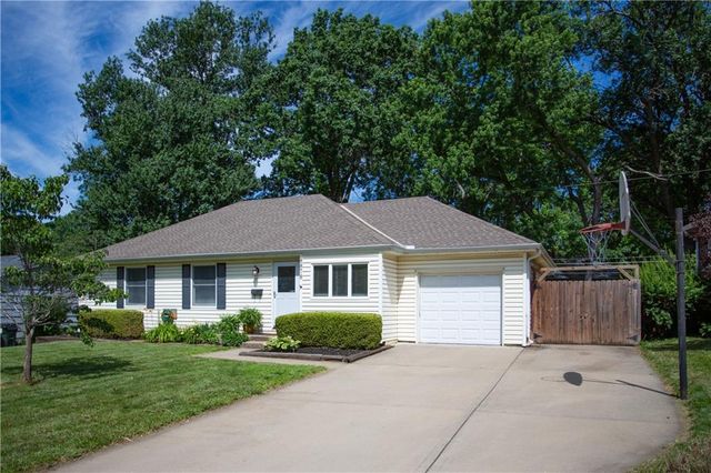 8878 Westbrooke Drive, Overland Park, KS 66212