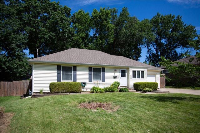 8878 Westbrooke Drive, Overland Park, KS 66212
