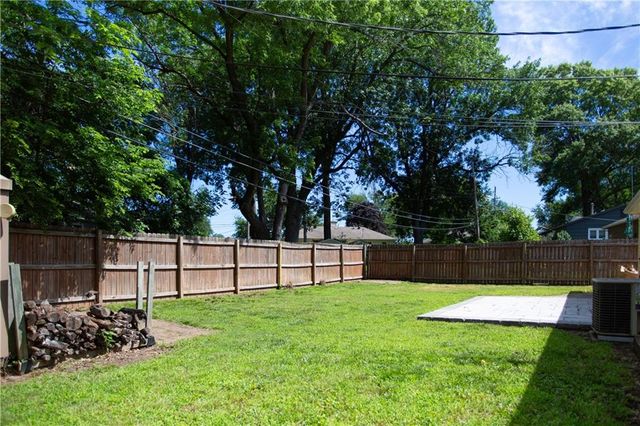 8878 Westbrooke Drive, Overland Park, KS 66212