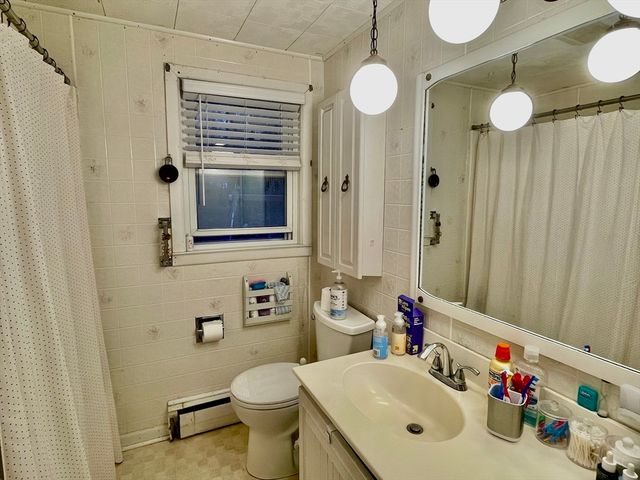 26 Valleyview Rd, Leominster, MA 01453