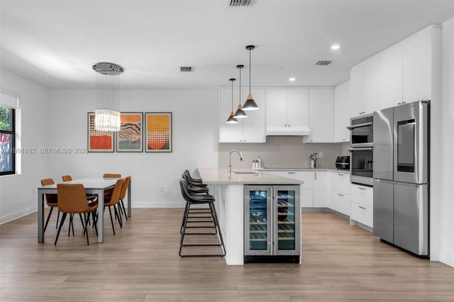 9761 NW 9th St, Miami, FL 33172