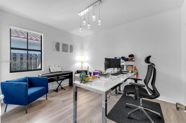 9761 NW 9th St, Miami, FL 33172