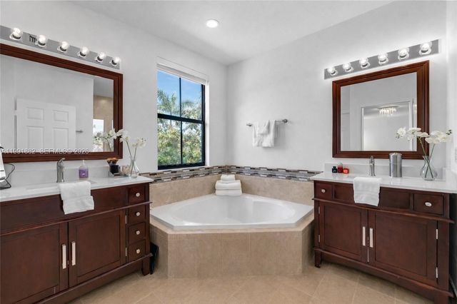 9761 NW 9th St, Miami, FL 33172