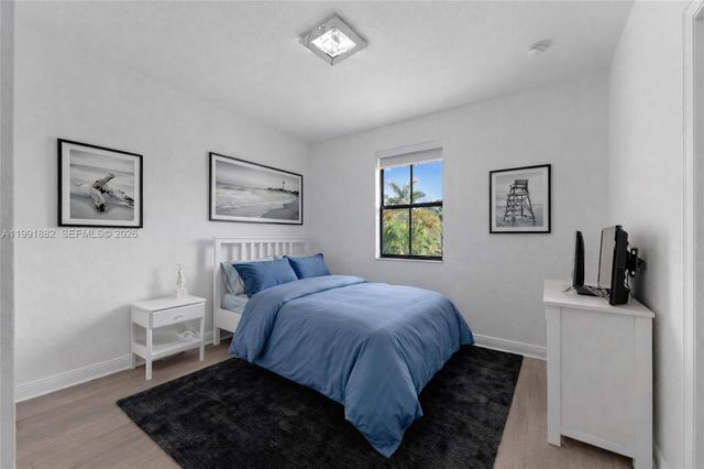 9761 NW 9th St, Miami, FL 33172