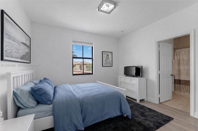 9761 NW 9th St, Miami, FL 33172