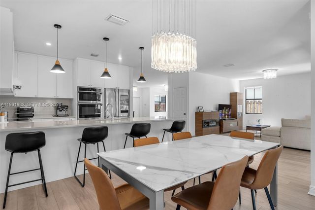 9761 NW 9th St, Miami, FL 33172