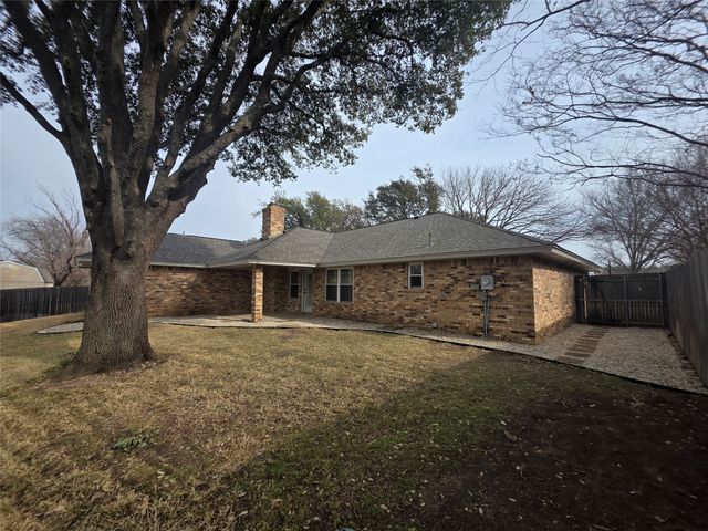 10168 Stoneleigh Drive, Benbrook, TX 76126