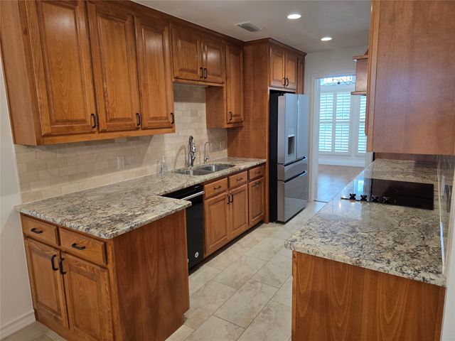 10168 Stoneleigh Drive, Benbrook, TX 76126