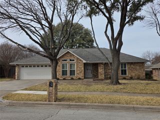 10168 Stoneleigh Drive, Benbrook, TX 76126