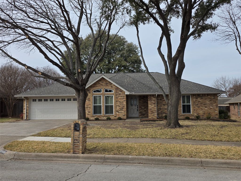 10168 Stoneleigh Drive, Benbrook, TX 76126