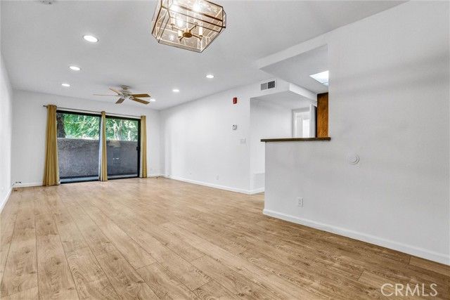 22100 Burbank 130C, Woodland Hills (los Angeles), CA 91367