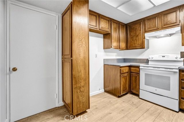 22100 Burbank 130C, Woodland Hills (los Angeles), CA 91367