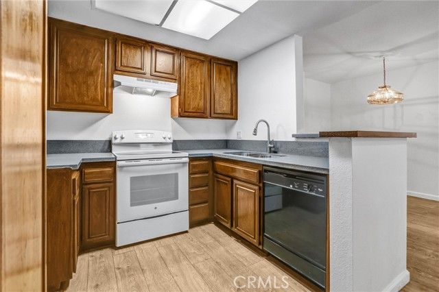 22100 Burbank 130C, Woodland Hills (los Angeles), CA 91367