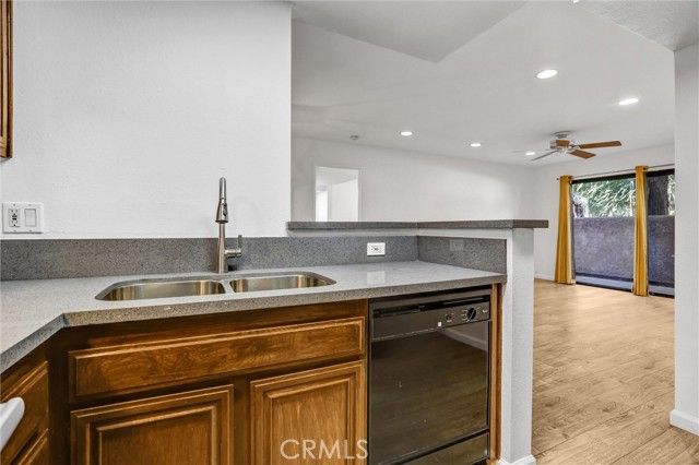 22100 Burbank 130C, Woodland Hills (los Angeles), CA 91367