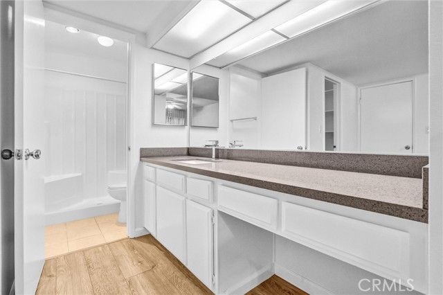 22100 Burbank 130C, Woodland Hills (los Angeles), CA 91367