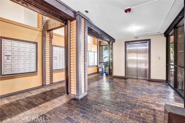 22100 Burbank 130C, Woodland Hills (los Angeles), CA 91367