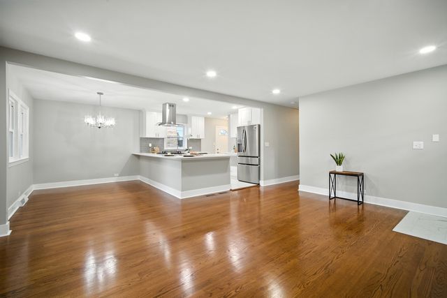 8915 Laramie Avenue, Skokie, IL 60077