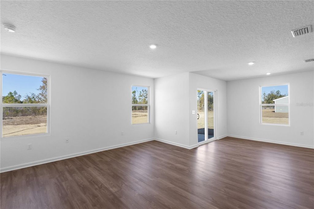 Image 5 of property listing at 16294 NW 143RD WAY, Alachua, FL 32615