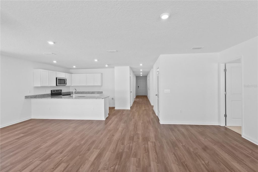 Image 7 of property listing at 16294 NW 143RD WAY, Alachua, FL 32615
