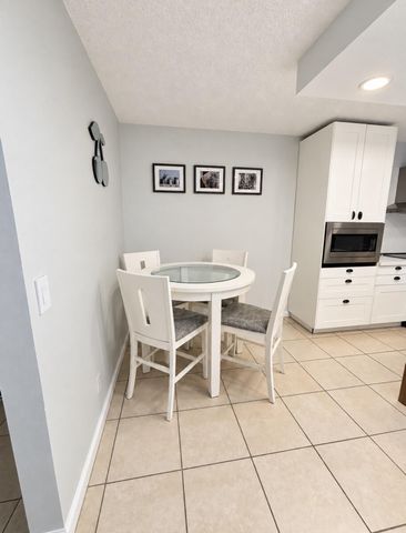 4039 Palm Bay Circle B, West Palm Beach, FL 33406
