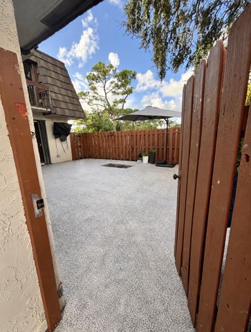 4039 Palm Bay Circle B, West Palm Beach, FL 33406