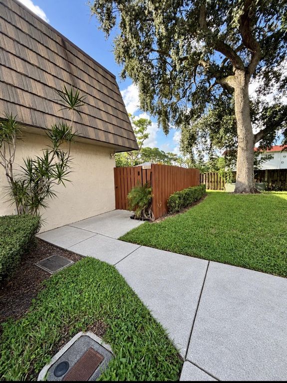 4039 Palm Bay Circle B, West Palm Beach, FL 33406