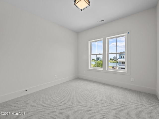 609 Cannonsgate Drive, Newport, NC 28570