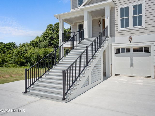 609 Cannonsgate Drive, Newport, NC 28570