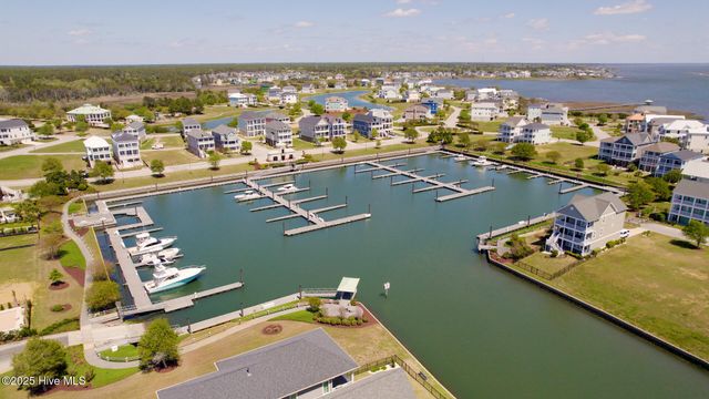 609 Cannonsgate Drive, Newport, NC 28570