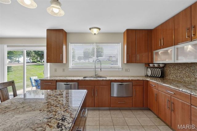 102 August Place, Florissant, MO 63034