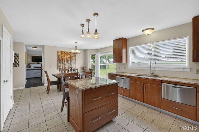 102 August Place, Florissant, MO 63034