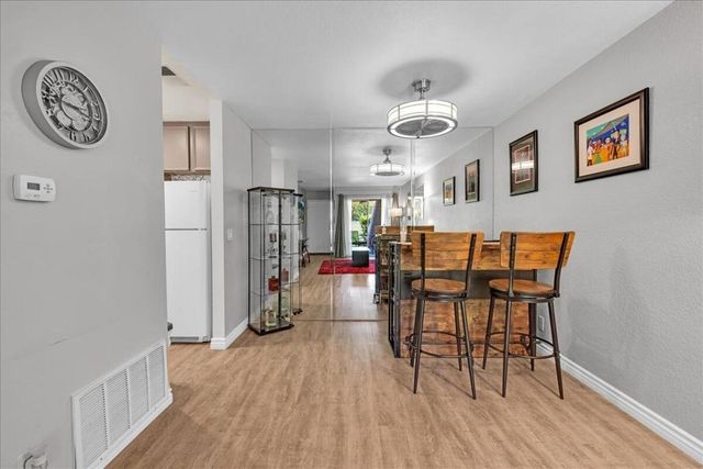 2860 N Los Felices Road 101, Palm Springs, CA 92262