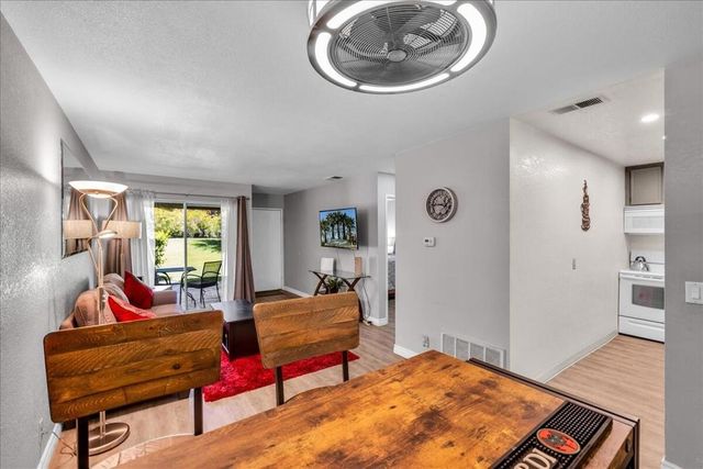 2860 N Los Felices Road 101, Palm Springs, CA 92262