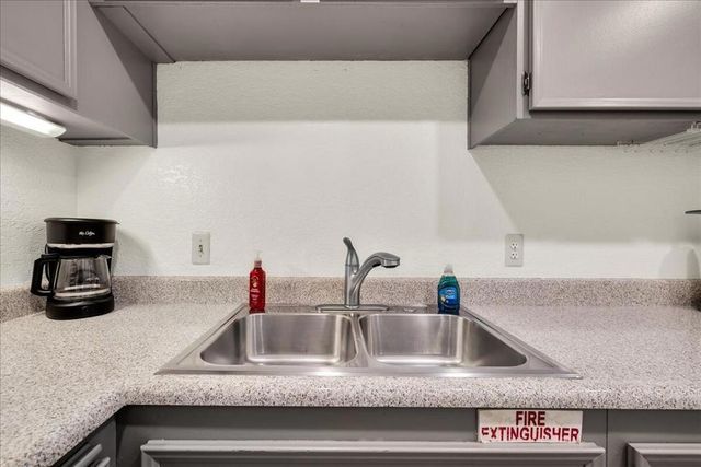 2860 N Los Felices Road 101, Palm Springs, CA 92262
