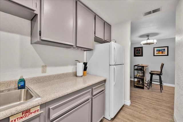 2860 N Los Felices Road 101, Palm Springs, CA 92262