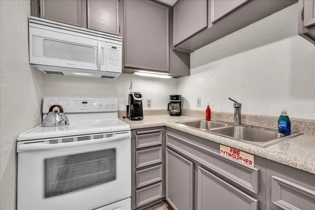 2860 N Los Felices Road 101, Palm Springs, CA 92262